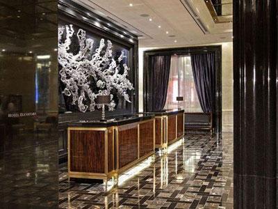  Quầy lễ tân gỗ ấn tượng cho khách sạn hiện đại